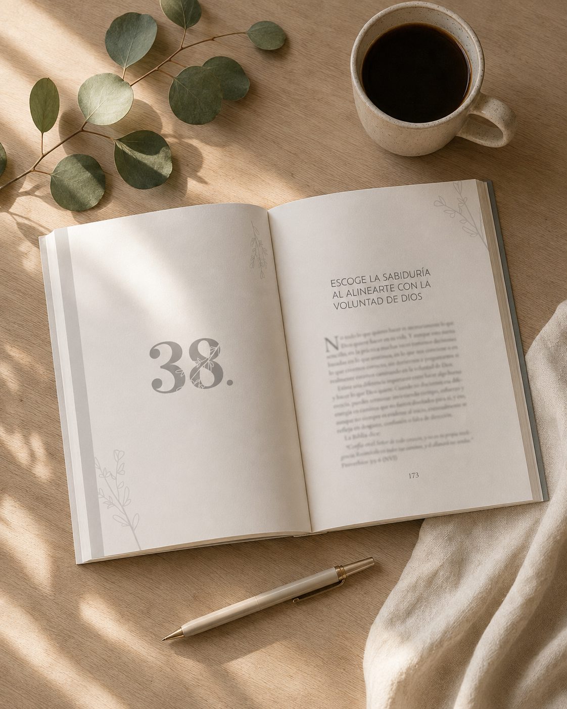 El libro Escoge la sabiduría abierto sobre una mesa de madera con luz natural